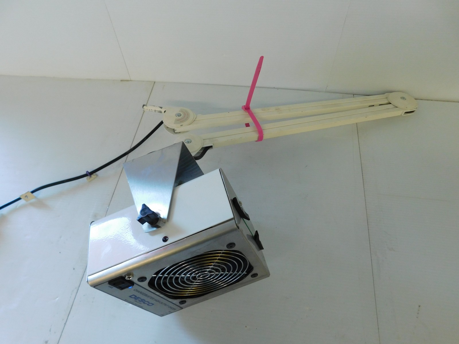 Desco 60500 ChargeBuster High Output Ionizer w/ EXTENSION ARM (QXG82)
