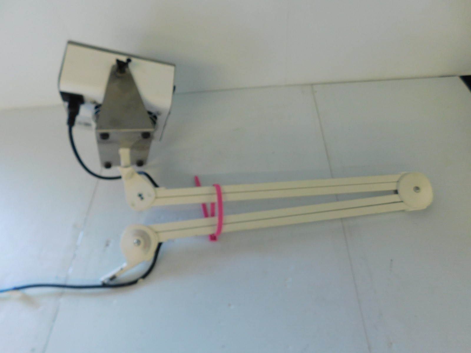 Desco 60500 ChargeBuster High Output Ionizer w/ EXTENSION ARM (QXG82)