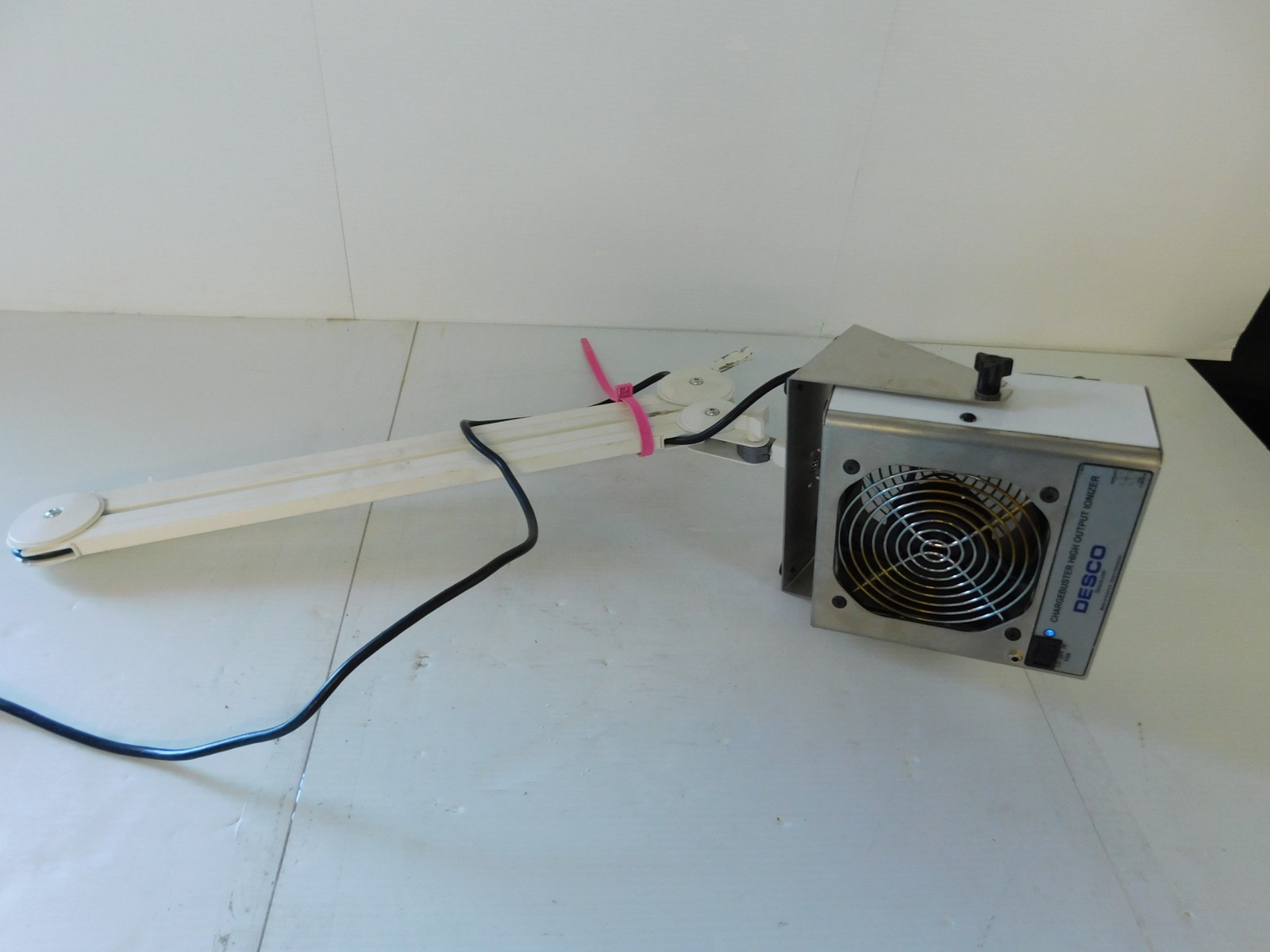 Desco 60500 ChargeBuster High Output Ionizer w/ EXTENSION ARM (QXG81)