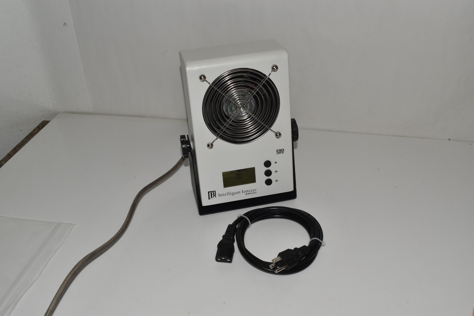 Botron B496201 – Single Fan Benchtop Intelligent Ionizer (AWJ89)
