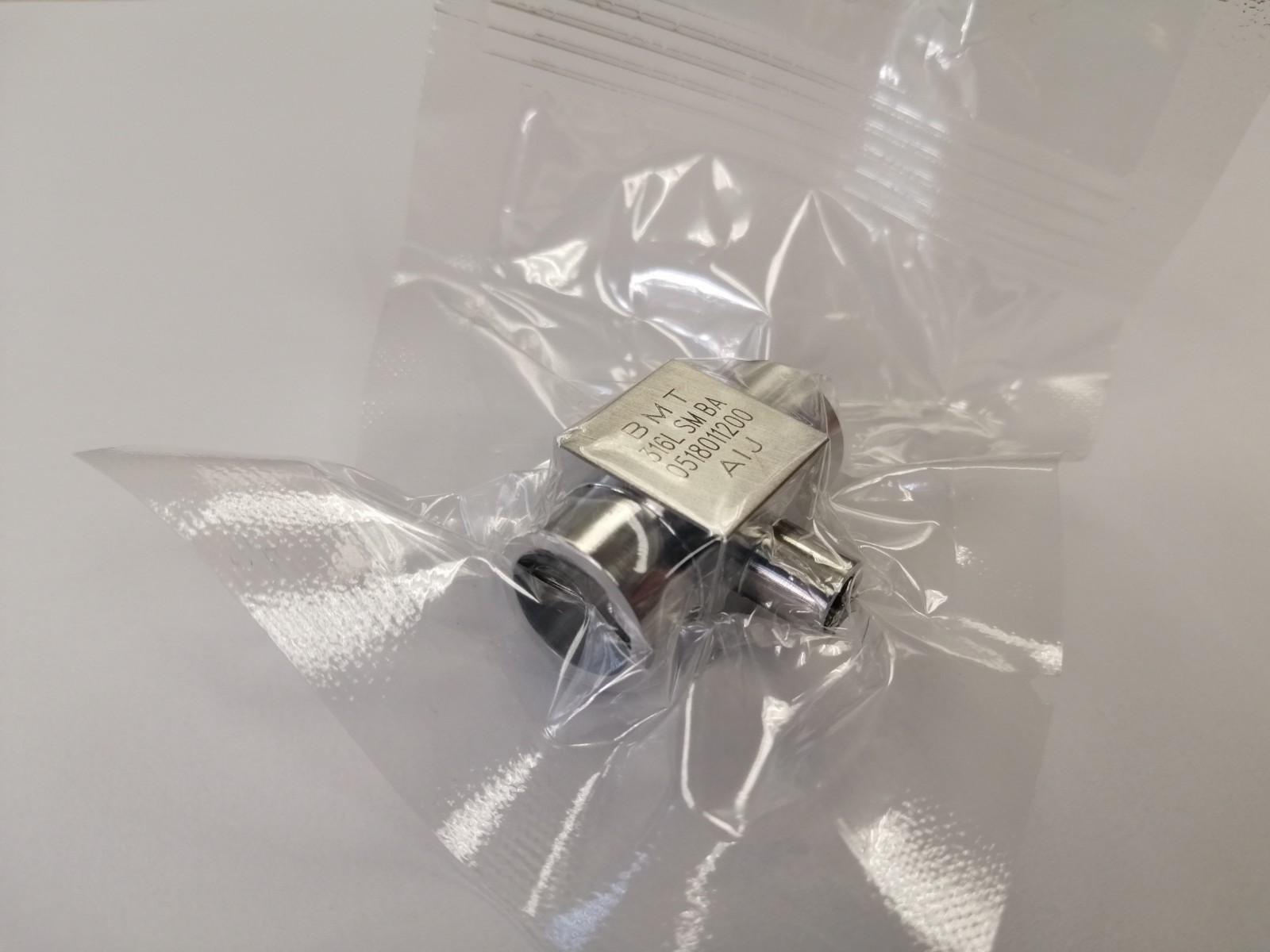 Superlok 1/2″ x 1/4″ MicroFIT Reducing TEE (Swagelok 6LV-8MW-3-8-4) LOT of 5