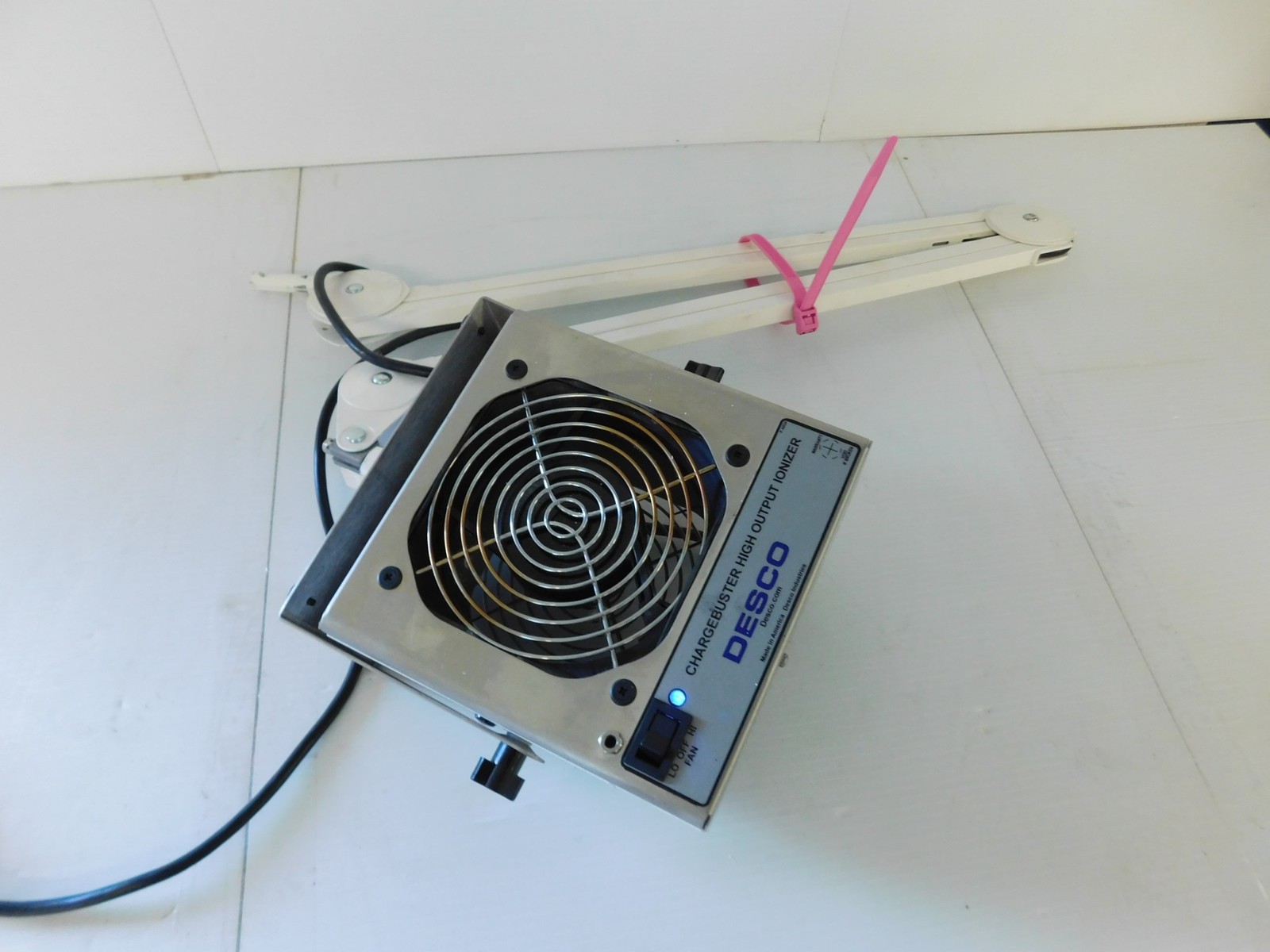 Desco 60500 ChargeBuster High Output Ionizer w/ EXTENSION ARM (QXG84)