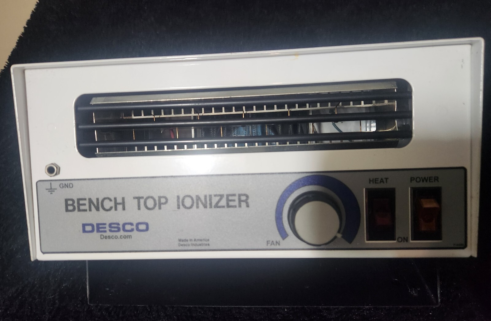 DESCO – 19500, Bench Top Self Balancing Ionizer – 120 VAC / 3A