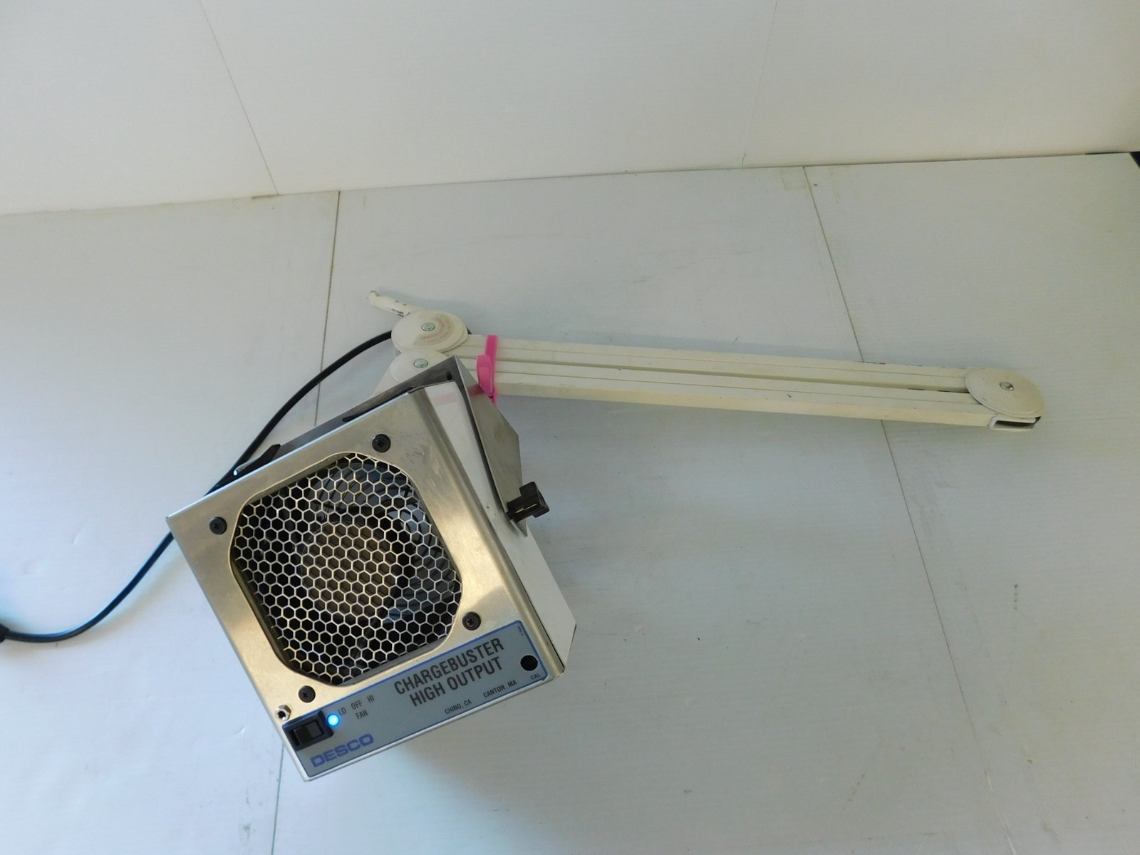 Desco 60500 ChargeBuster High Output Ionizer w/ EXTENSION ARM (QXG85)