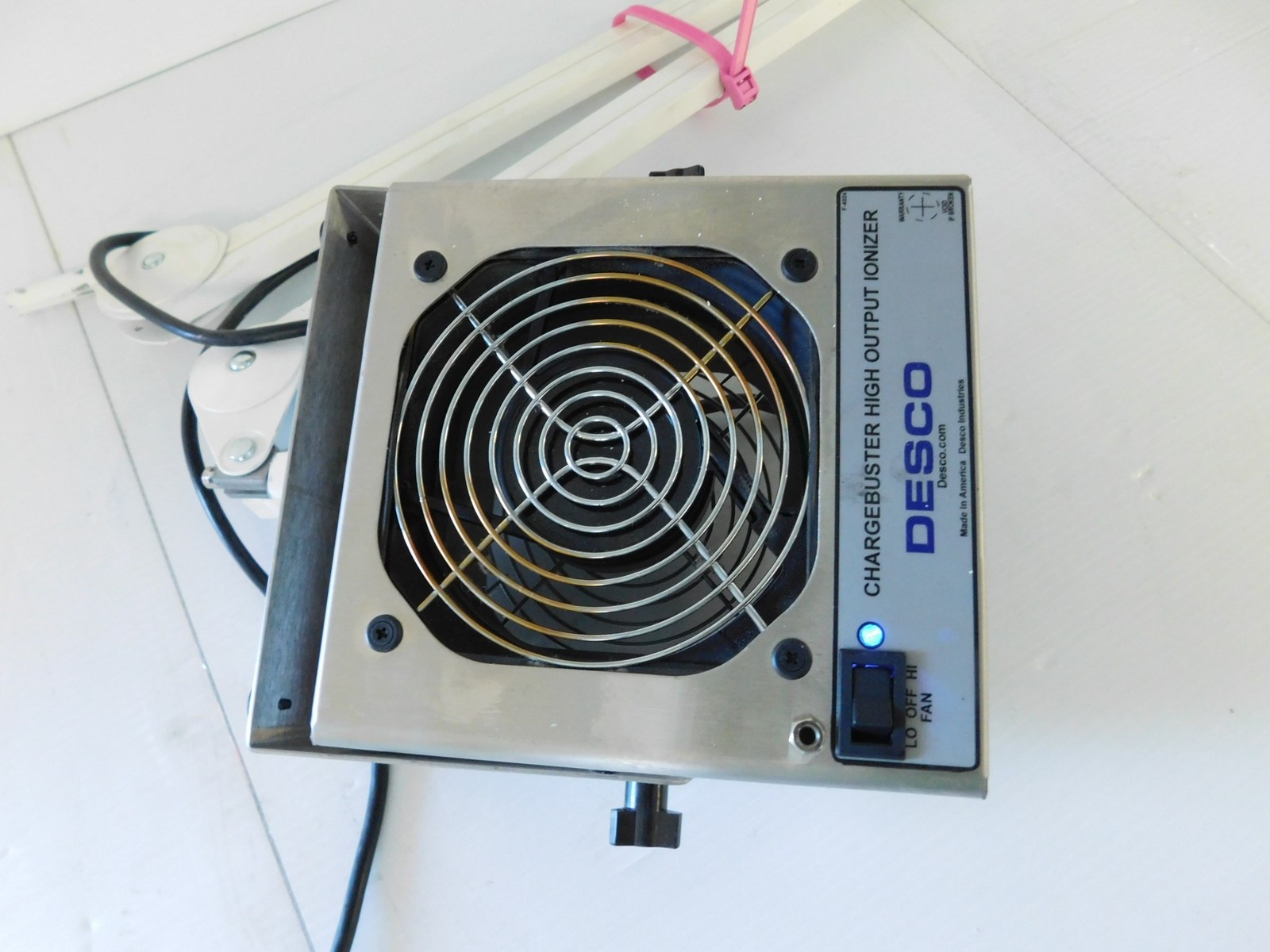 Desco 60500 ChargeBuster High Output Ionizer w/ EXTENSION ARM (QXG84)
