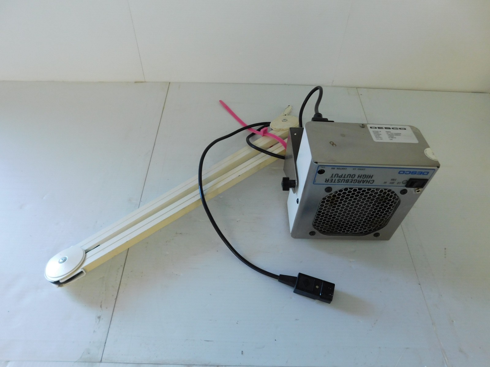 Desco 60500 ChargeBuster High Output Ionizer w/ EXTENSION ARM (QXG83)