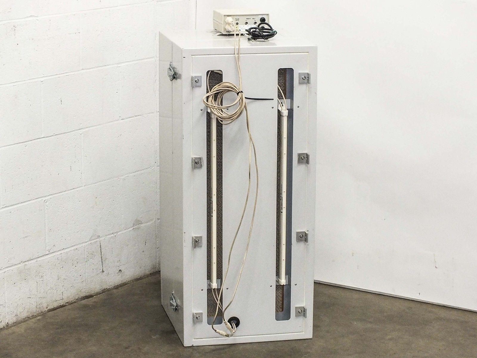 Hugle Electronics Laminar Flow Hood Blower 200VAC 3-Ph with Dual Ionizer Bar 430