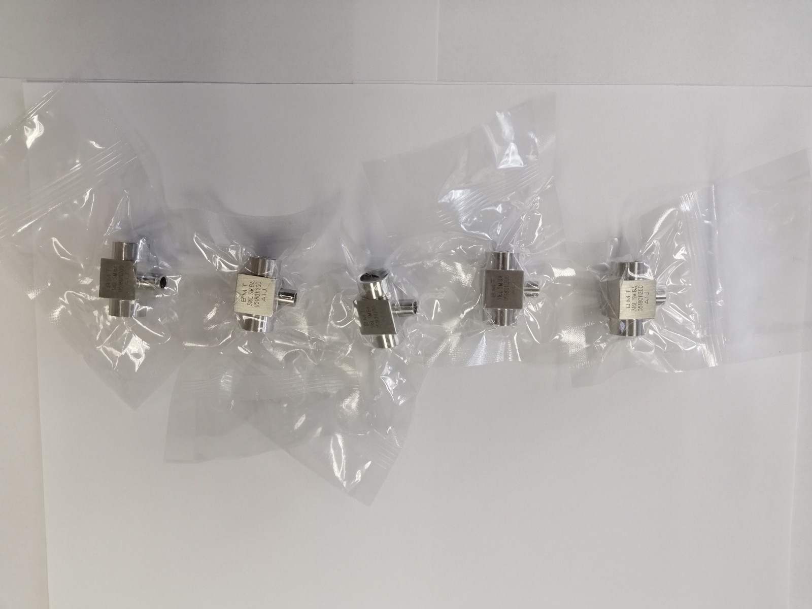 Superlok 1/2″ x 1/4″ MicroFIT Reducing TEE (Swagelok 6LV-8MW-3-8-4) LOT of 5