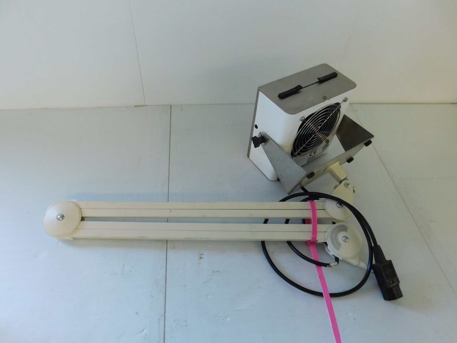 Desco 60500 ChargeBuster High Output Ionizer w/ EXTENSION ARM (QXG83)