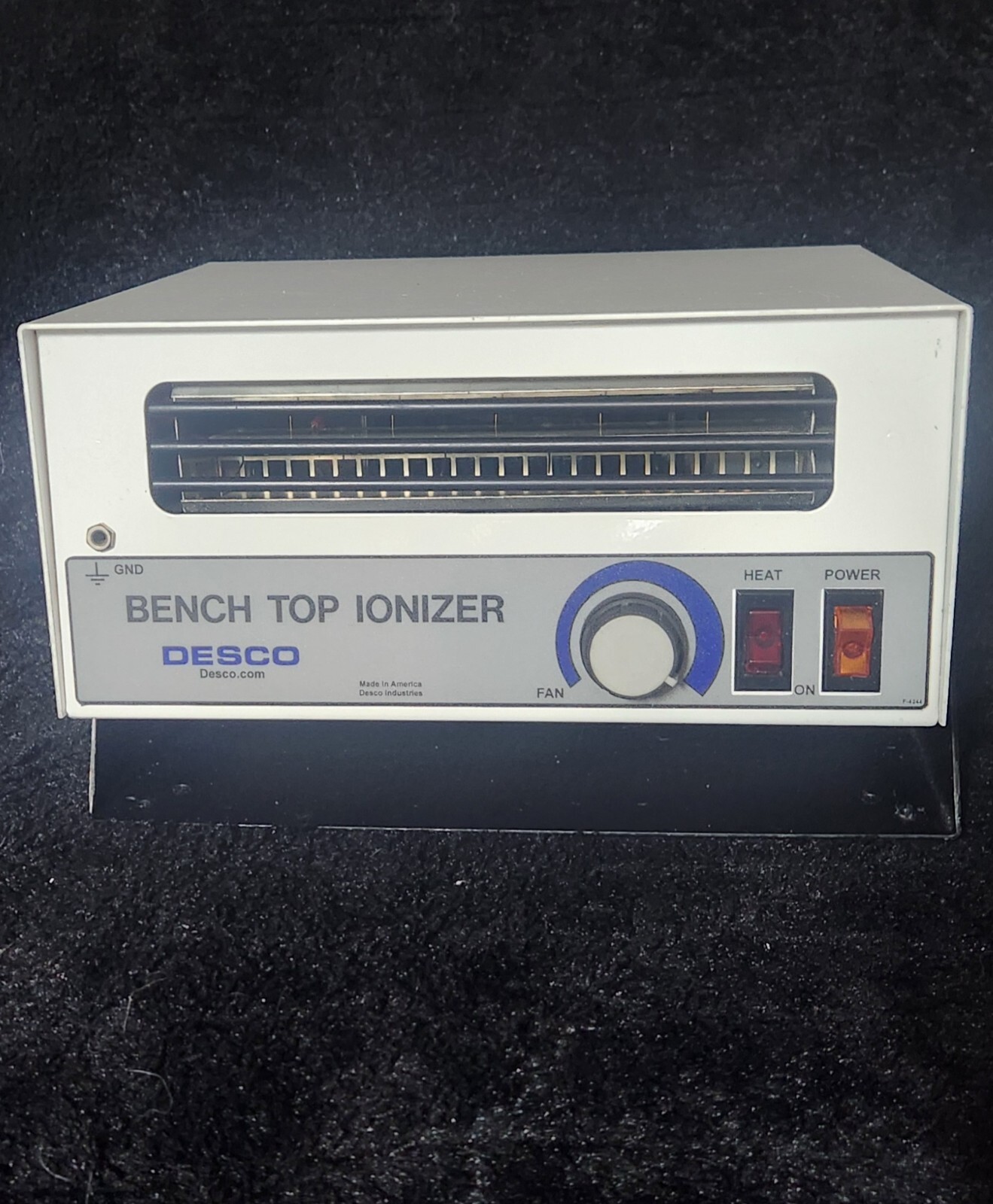 DESCO – 19500, Bench Top Self Balancing Ionizer – 120 VAC / 3A