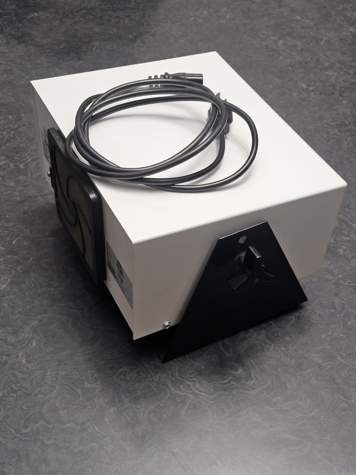 DESCO – 19500, Bench Top Self Balancing Ionizer – 120 VAC / 3A