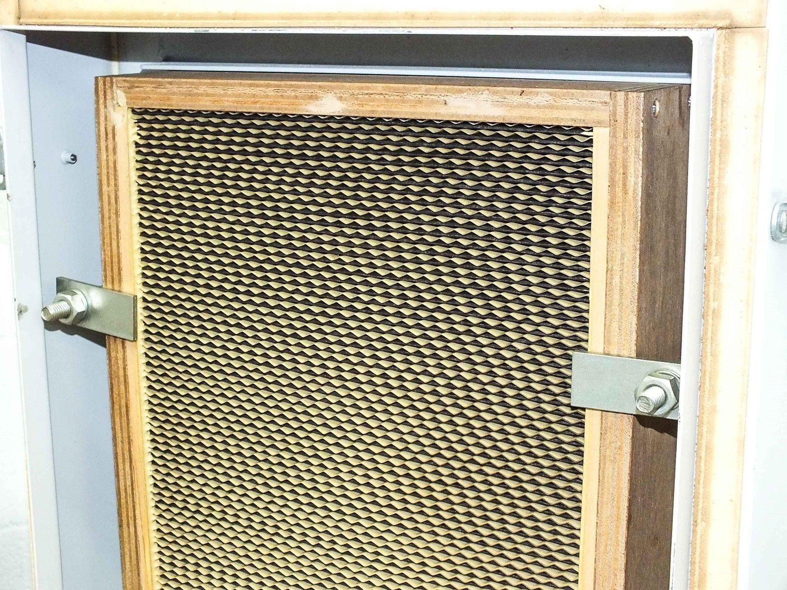Hugle Electronics Laminar Flow Hood Blower 200VAC 3-Ph with Dual Ionizer Bar 430
