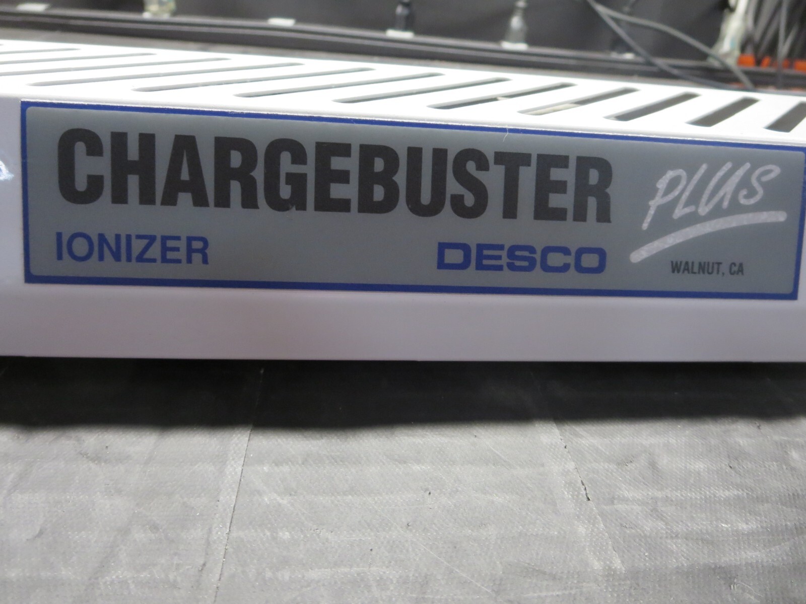 Desco, A60425 (“ChargeBuster Plus”),Overhead Ionizer,3 Fans,40 Inch, Powers On