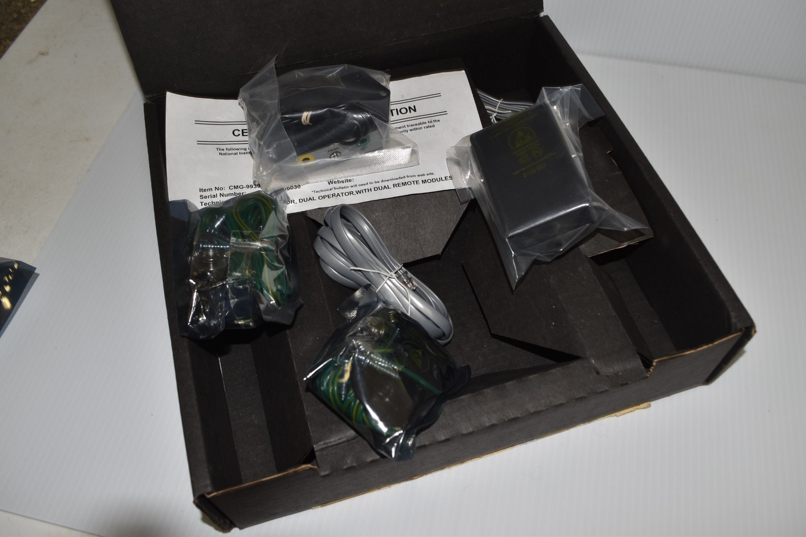 DESCO 19235 DUAL MONITOR, OPERATOR AND REMOTES – NEW (LAT55)