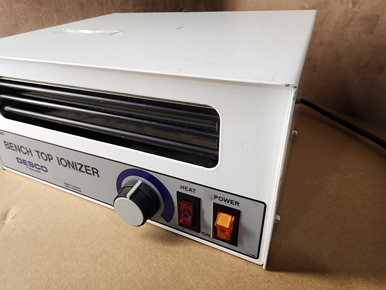 Desco 19500 Bench Top Ionizer 120 VAC