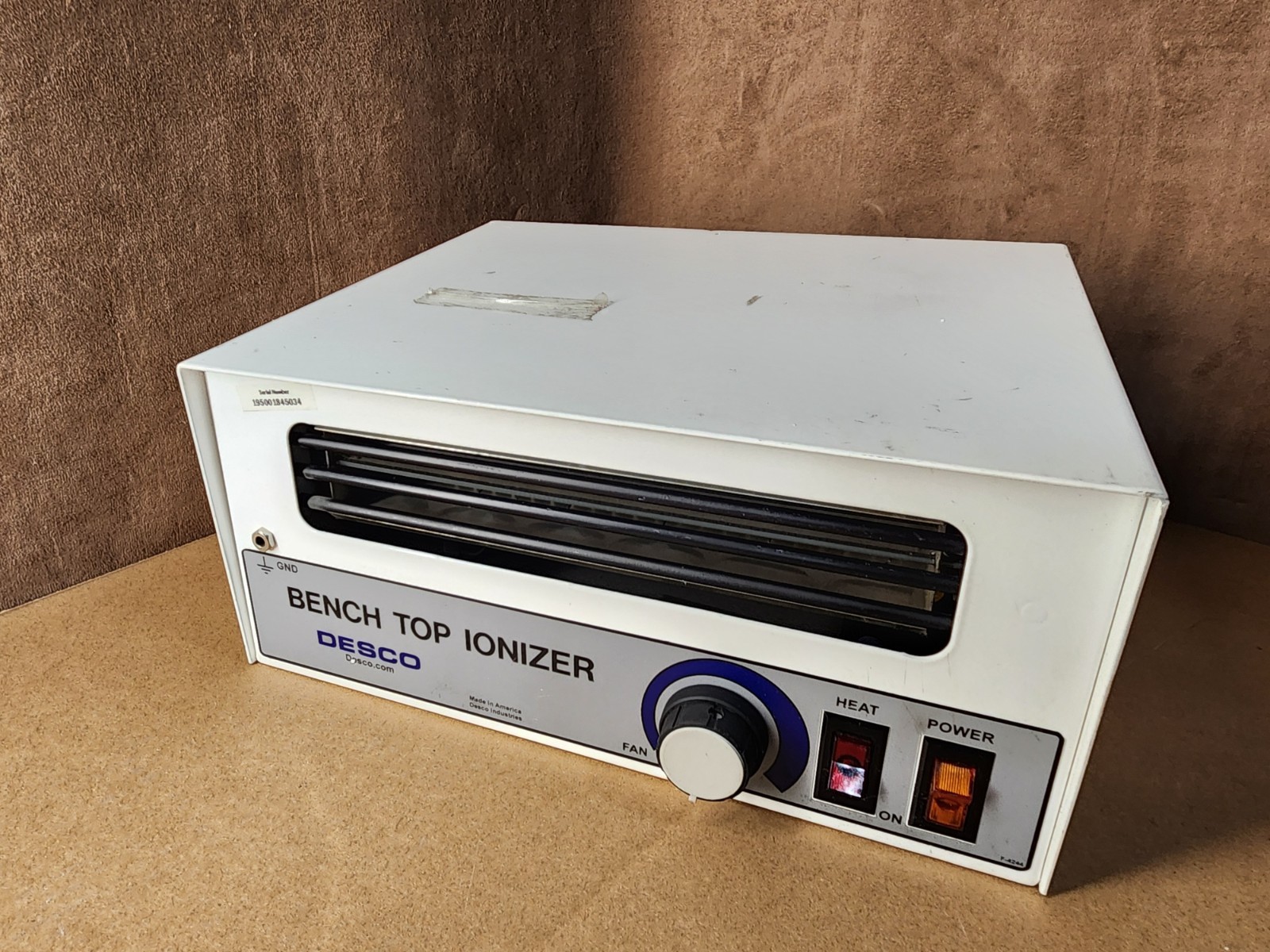 Desco 19500 Bench Top Ionizer 120 VAC
