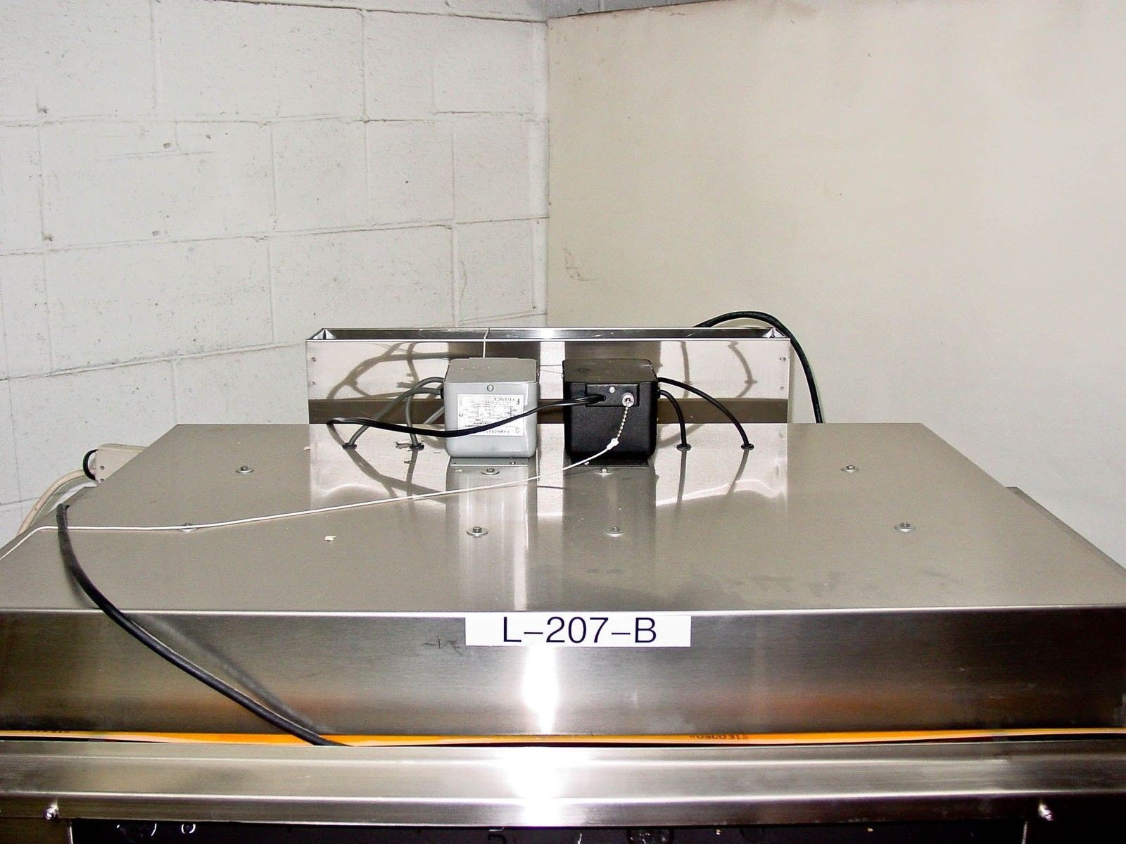 CRP L-207-B 26x29x30″ Custom Light Box Chamber w/ Table Stand – 120v 60Hz 270VA