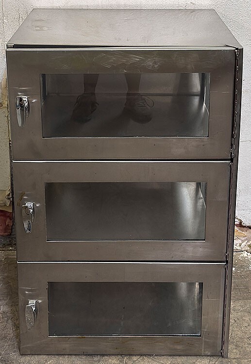 3 Door 23″W x 35″H x 22.75″D 304 Stainless Steel Desiccator/Cabinet N2 10+ cu.ft
