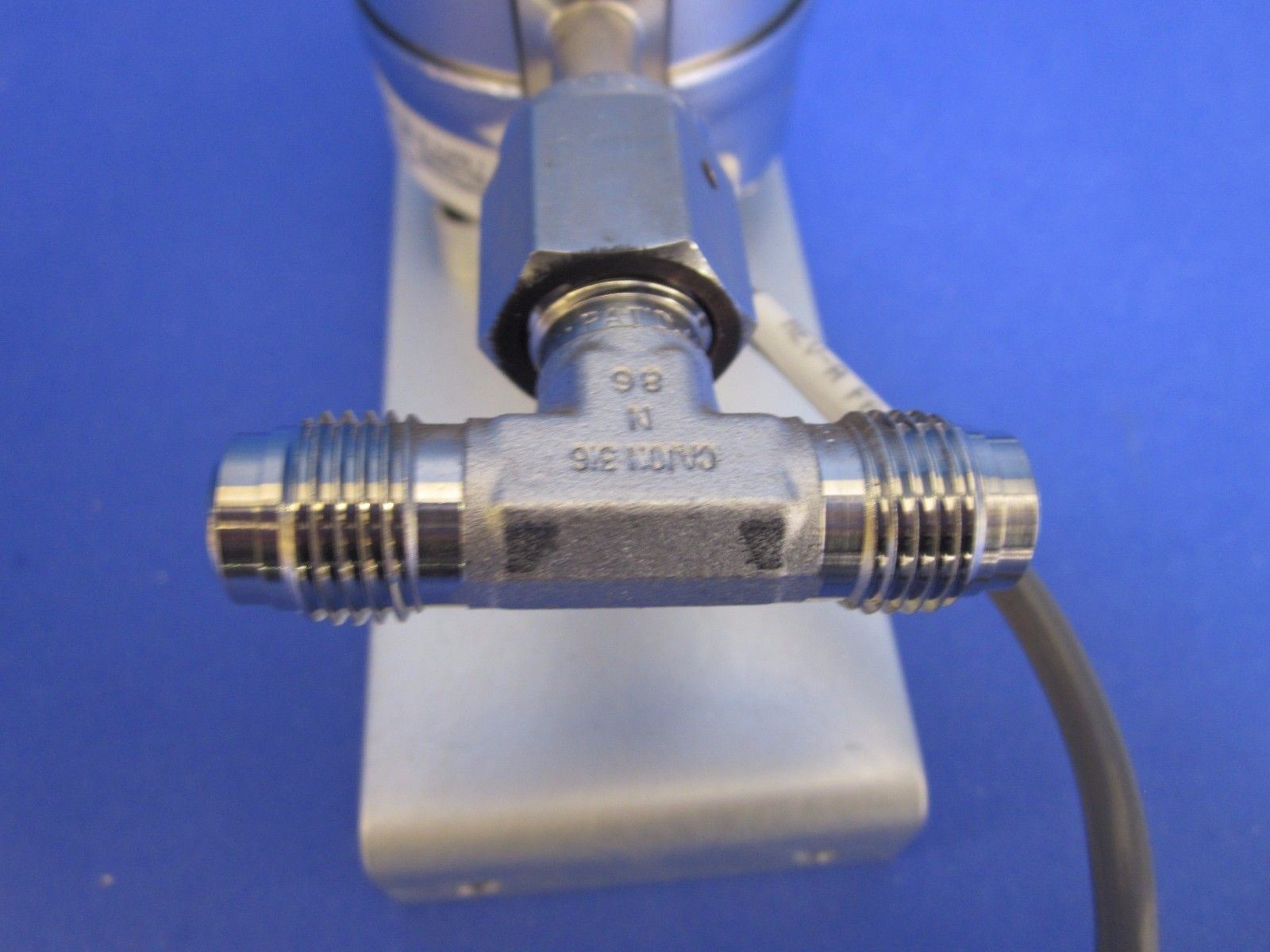 SPAN IPS 122 TYPE 2 Indicating Pressure Switch, 0-100 psi w/ 1/4″ MVCR Tee, Used