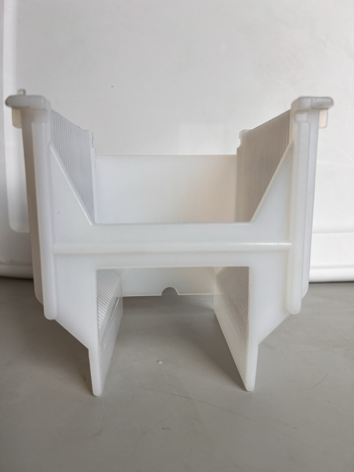 150mm PFA low-profile wafer carrier for processing Manufactured by Fluoroware,
