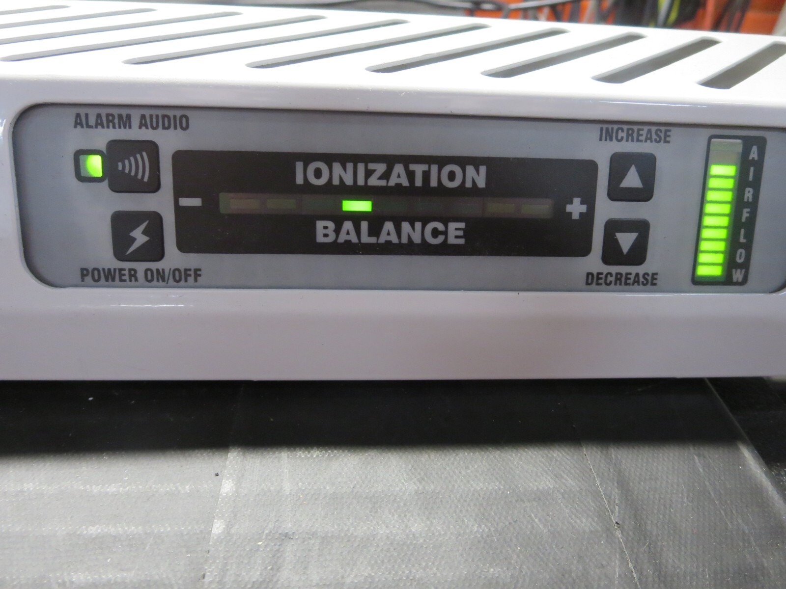 Desco, A60425 (“ChargeBuster Plus”),Overhead Ionizer,3 Fans,40 Inch, Powers On