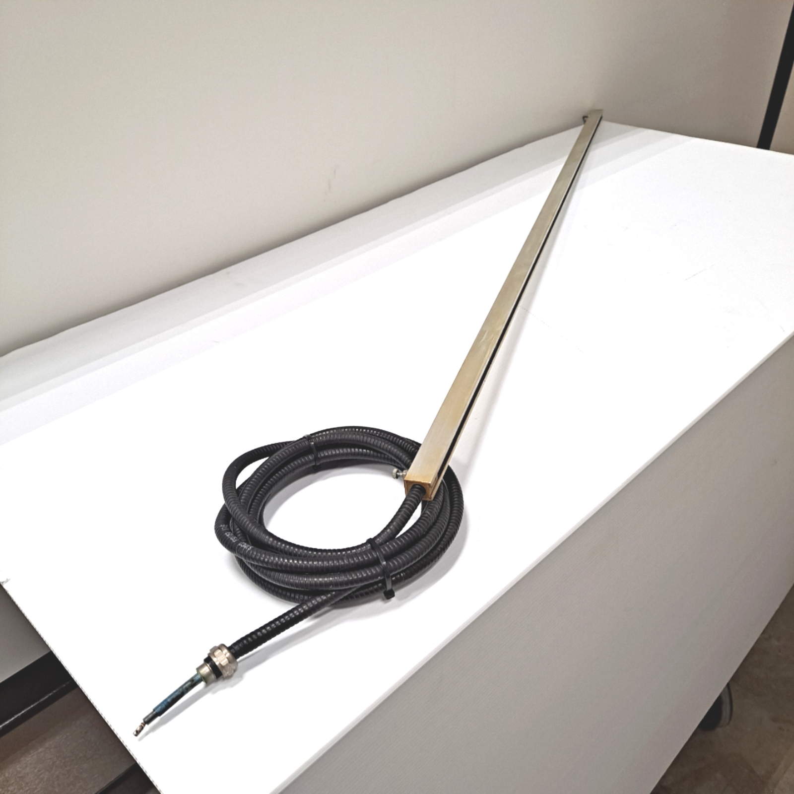 Simco MEB Static Neutralizing Bar, Effective Length: 43.5″, Rating: 7kV AC