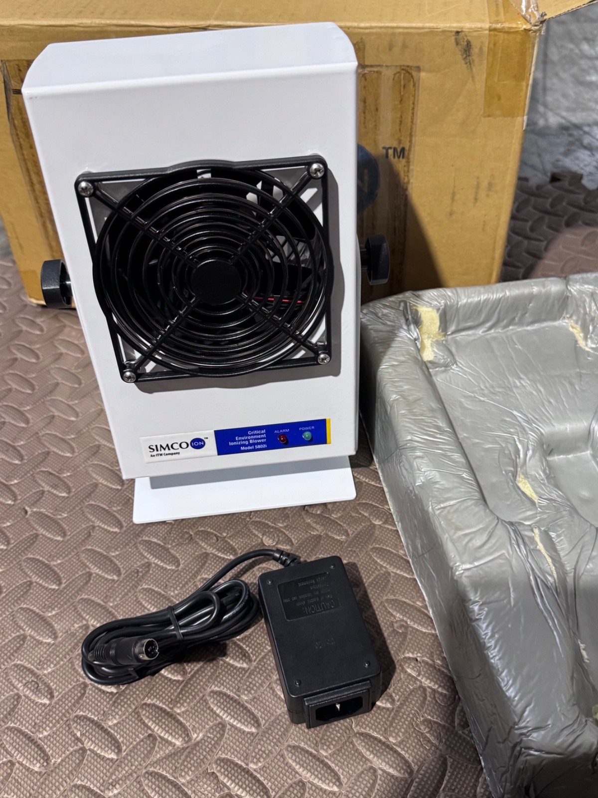 SIMCO ION MODEL 5802I CRITICAL ENVIRONMENT BENCHTOP IONIZING BLOWER