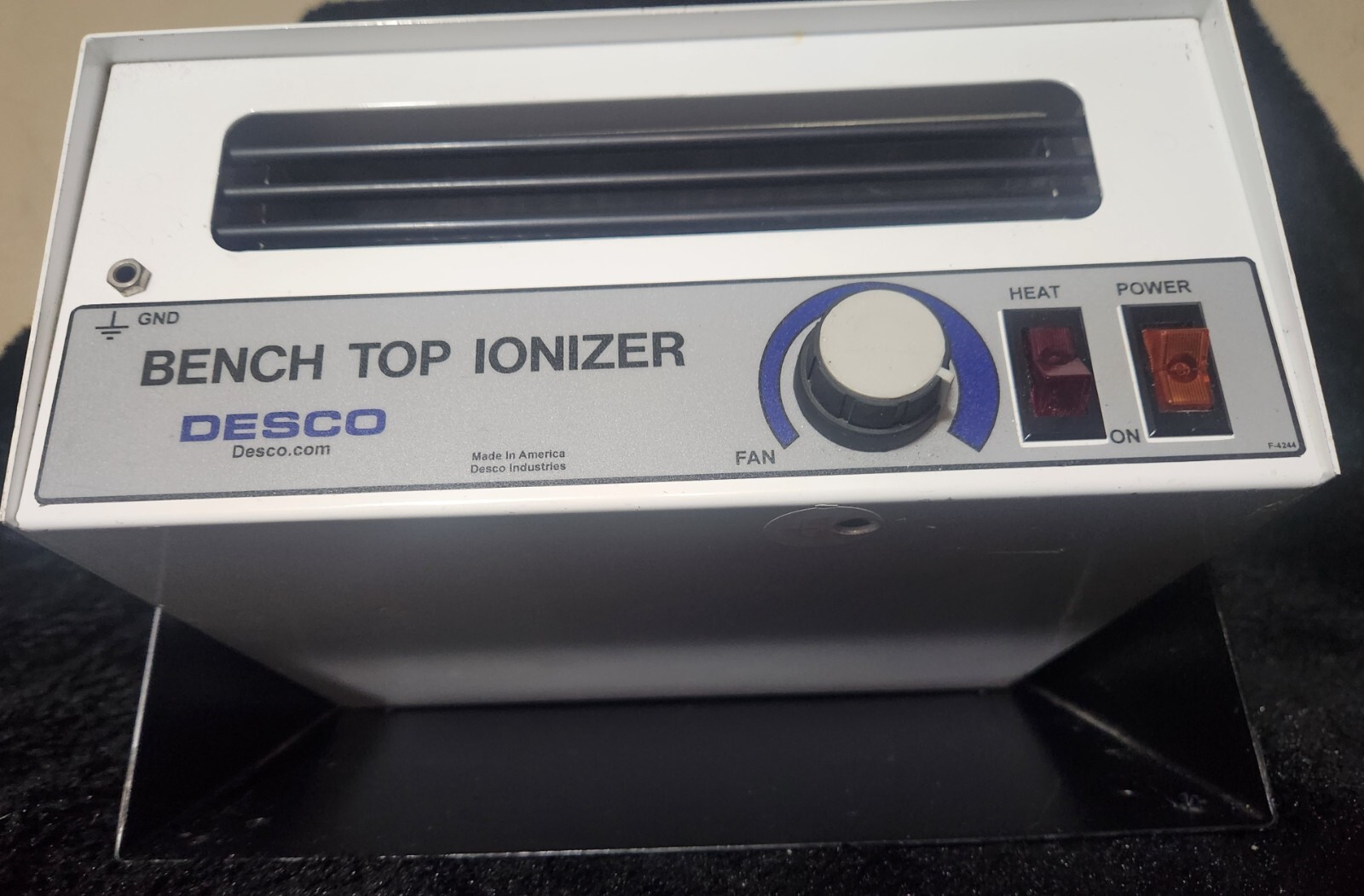DESCO – 19500, Bench Top Self Balancing Ionizer – 120 VAC / 3A