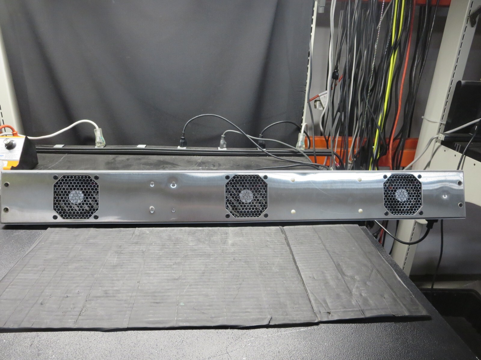 Desco, A60425 (“ChargeBuster Plus”),Overhead Ionizer,3 Fans,40 Inch, Powers On