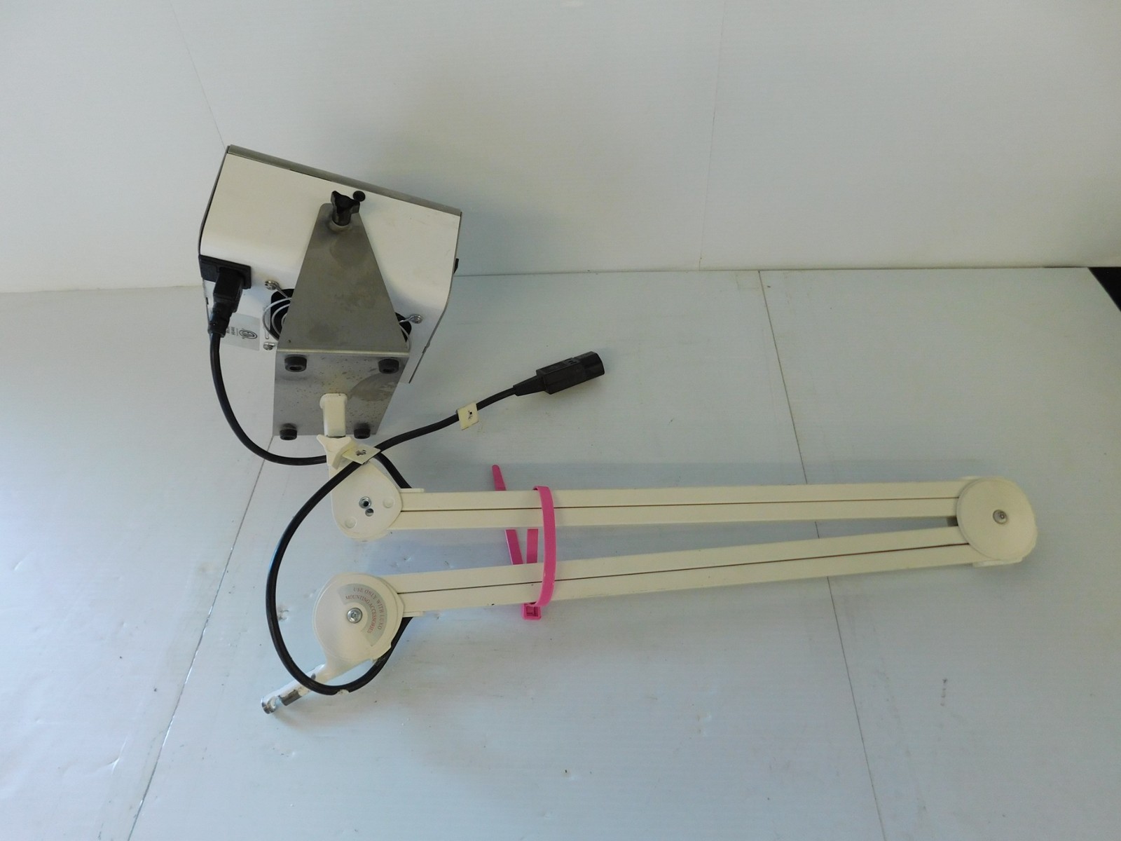 Desco 60500 ChargeBuster High Output Ionizer w/ EXTENSION ARM (QXG82)