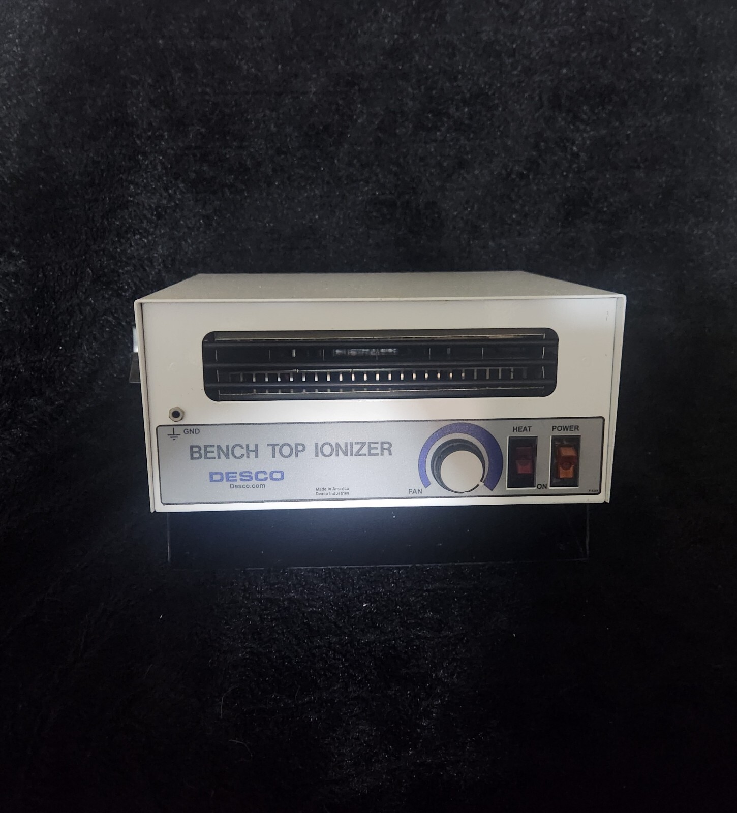 DESCO – 19500, Bench Top Self Balancing Ionizer – 120 VAC / 3A