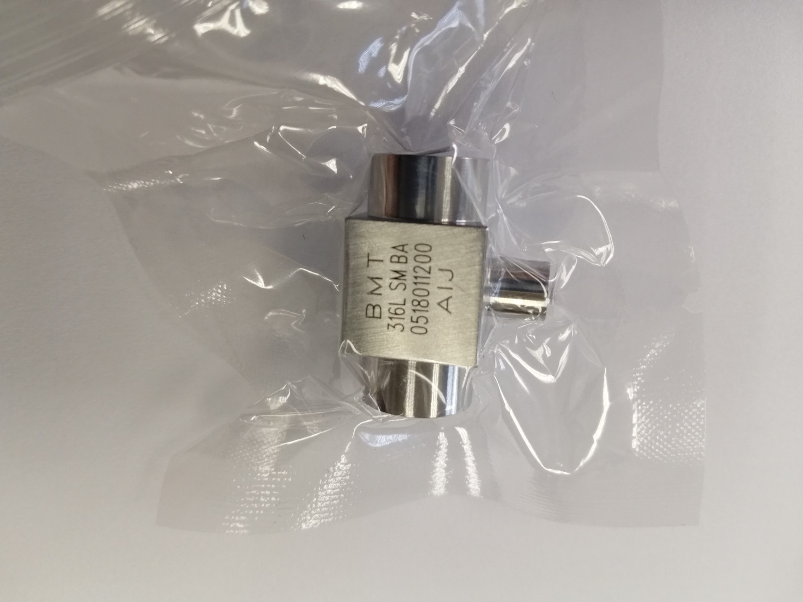 Superlok 1/2″ x 1/4″ MicroFIT Reducing TEE (Swagelok 6LV-8MW-3-8-4) LOT of 5