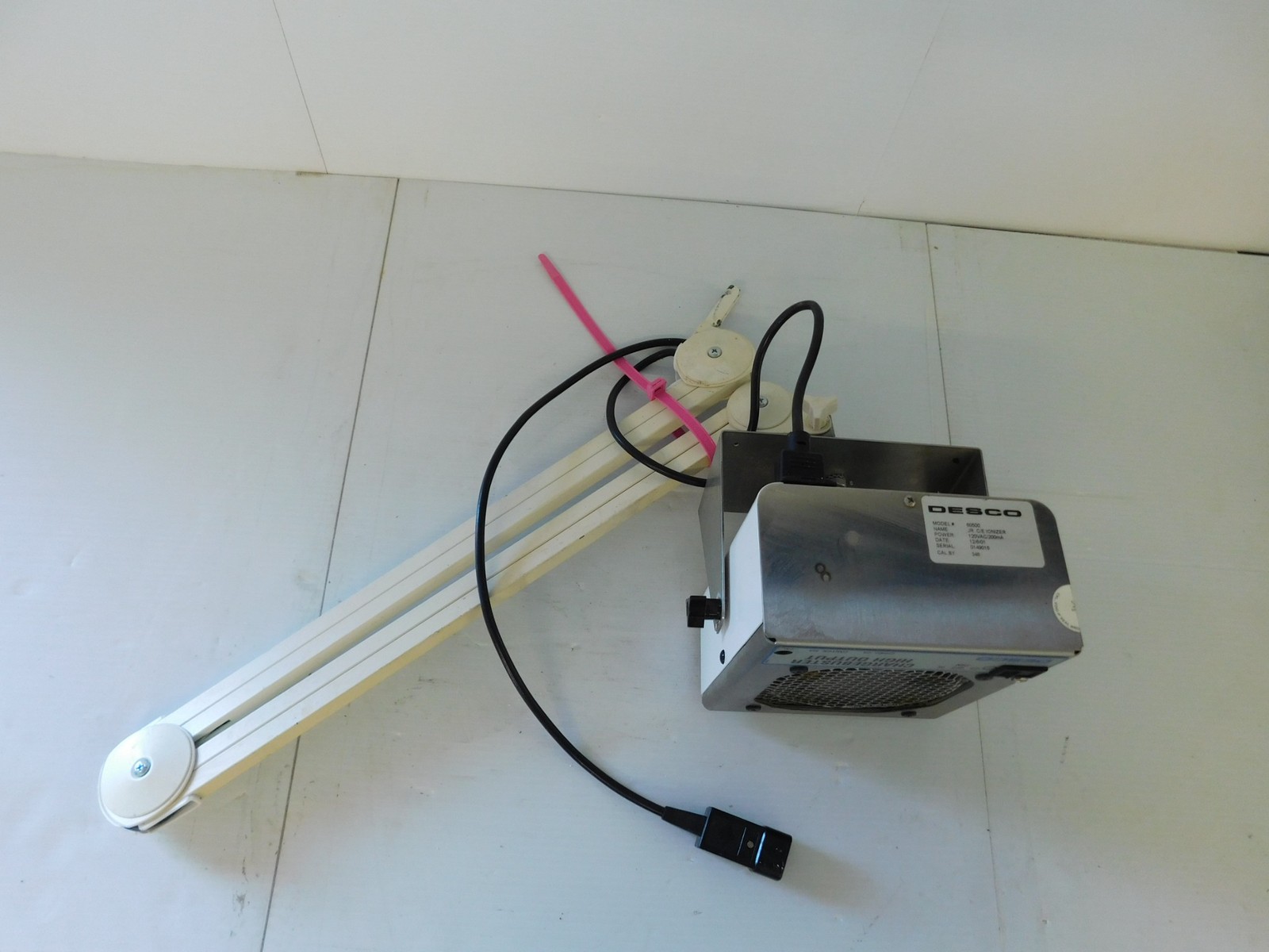 Desco 60500 ChargeBuster High Output Ionizer w/ EXTENSION ARM (QXG83)